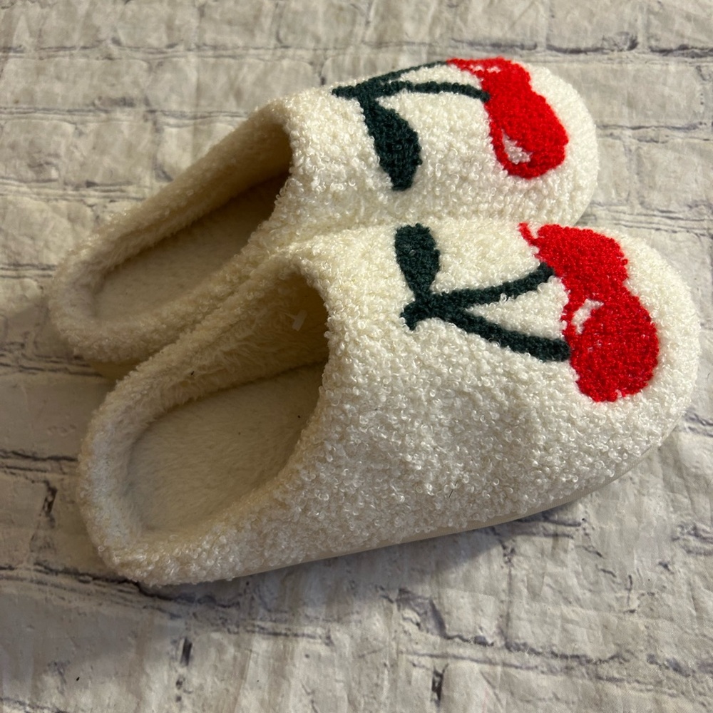 CHERRY FAUX FUR OPEN BACK ADORABLE WOMEN’S SLIPPERS SIZE MEDIUM (7/8)